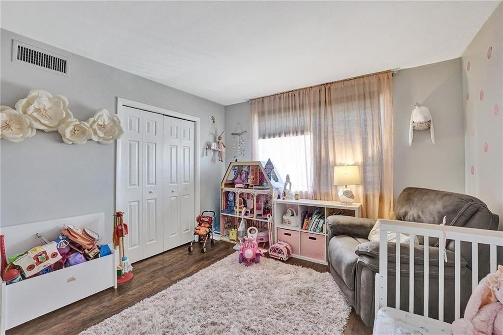 2nd bedroom with different decor