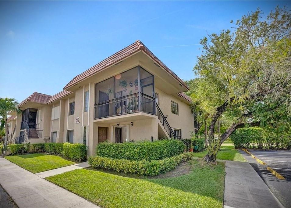 Lovely private corner unit on the 2nd floor means extra window, light, bright and airy!