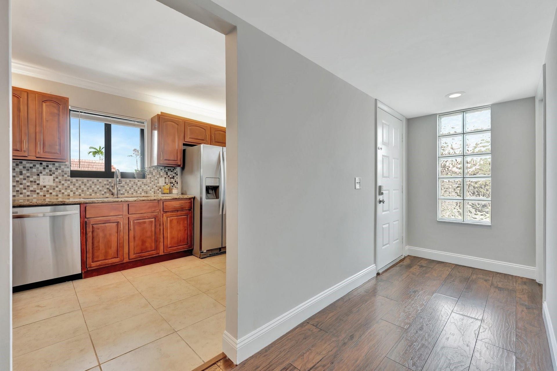Entry to kitchen.