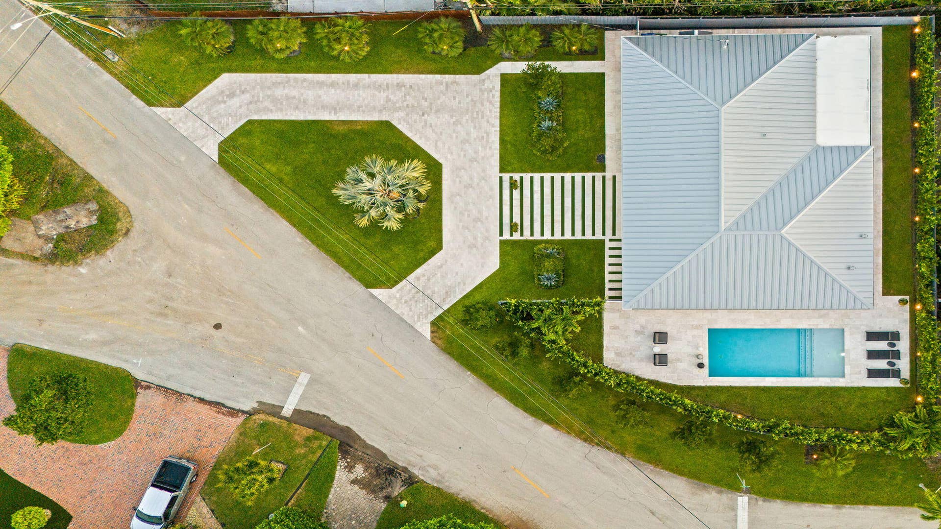 2000 CORAL GARDENS Drive, Wilton Manors, FL 33306 2-web-or-mls-DJI_20260827194047_0951_D