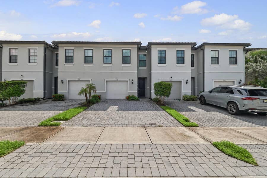 Property photo for 4488 Appleton Circle E, Oakland Park, FL