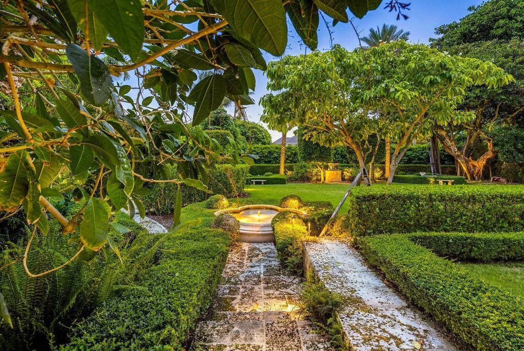 111 Via Del Lago, Palm Beach, FL 33480 Twilight_9