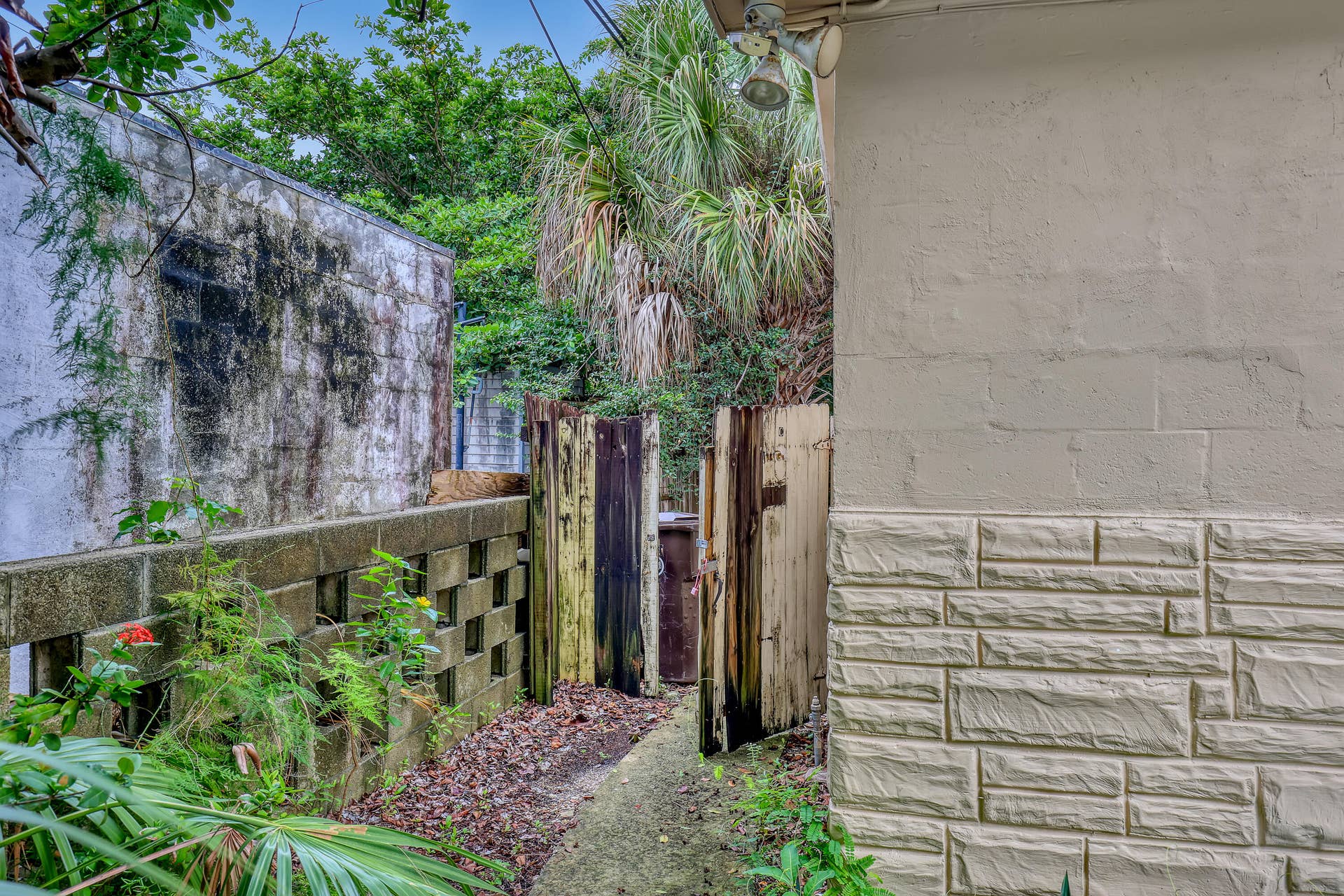 5014 SPRUCE Avenue, West Palm Beach, FL 33407 Efficiency Entrance