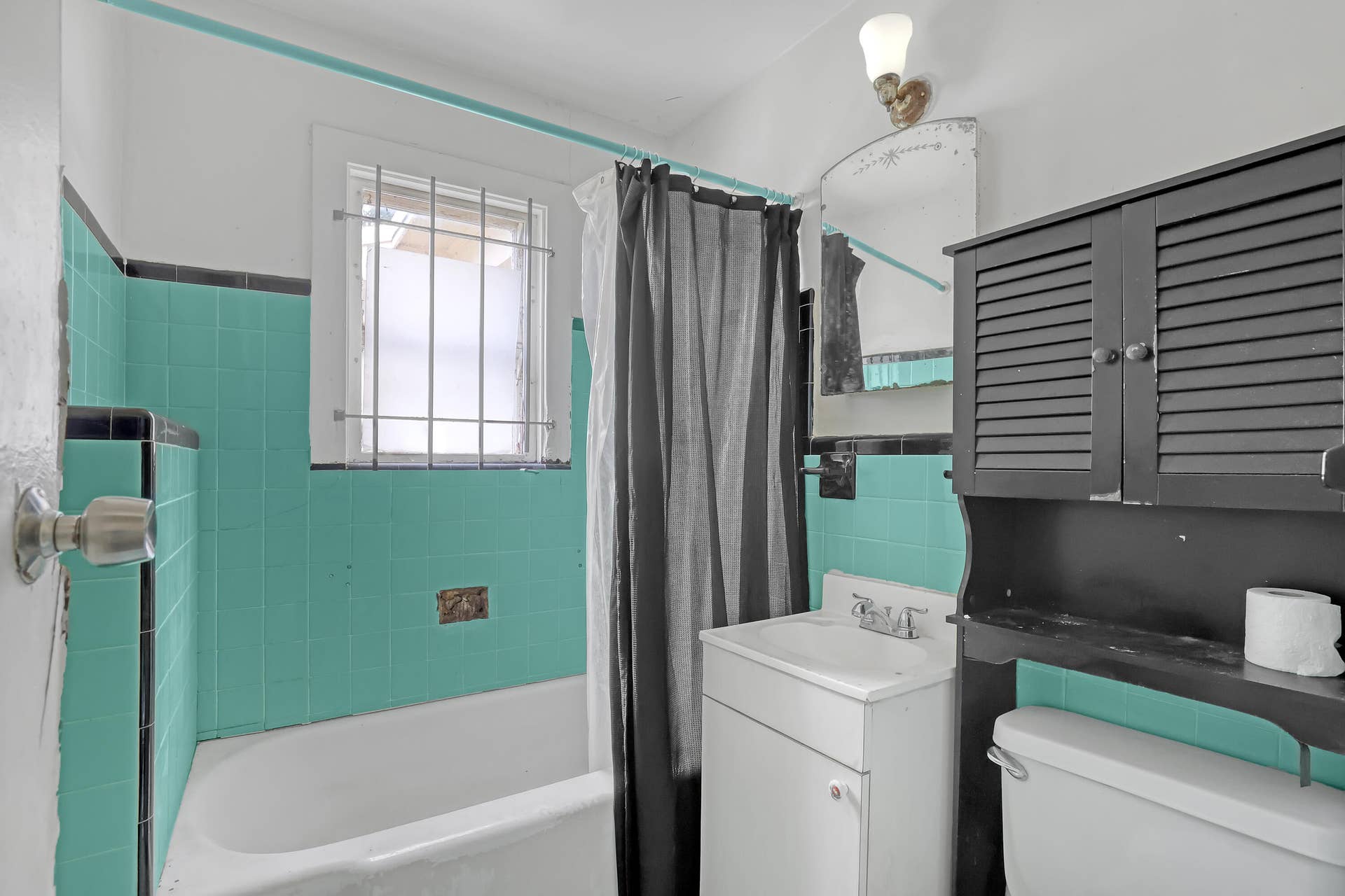 5014 SPRUCE Avenue, West Palm Beach, FL 33407 Front unit Bathroom