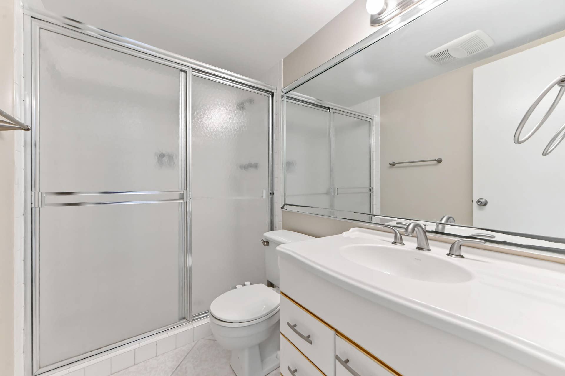 15 bathroom 01