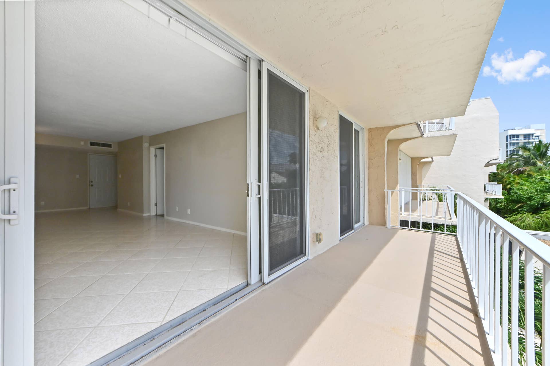 23 balcony 01