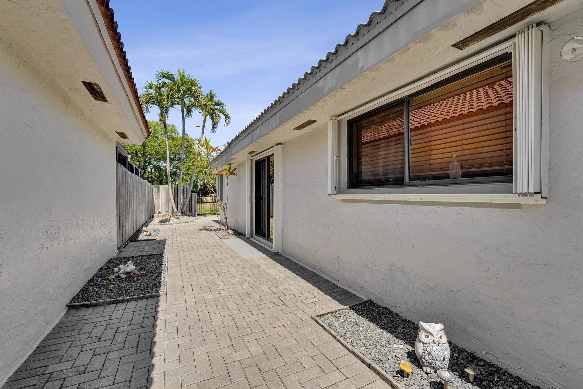 9355 NW 18TH Drive, Plantation, FL 33322 Side of home