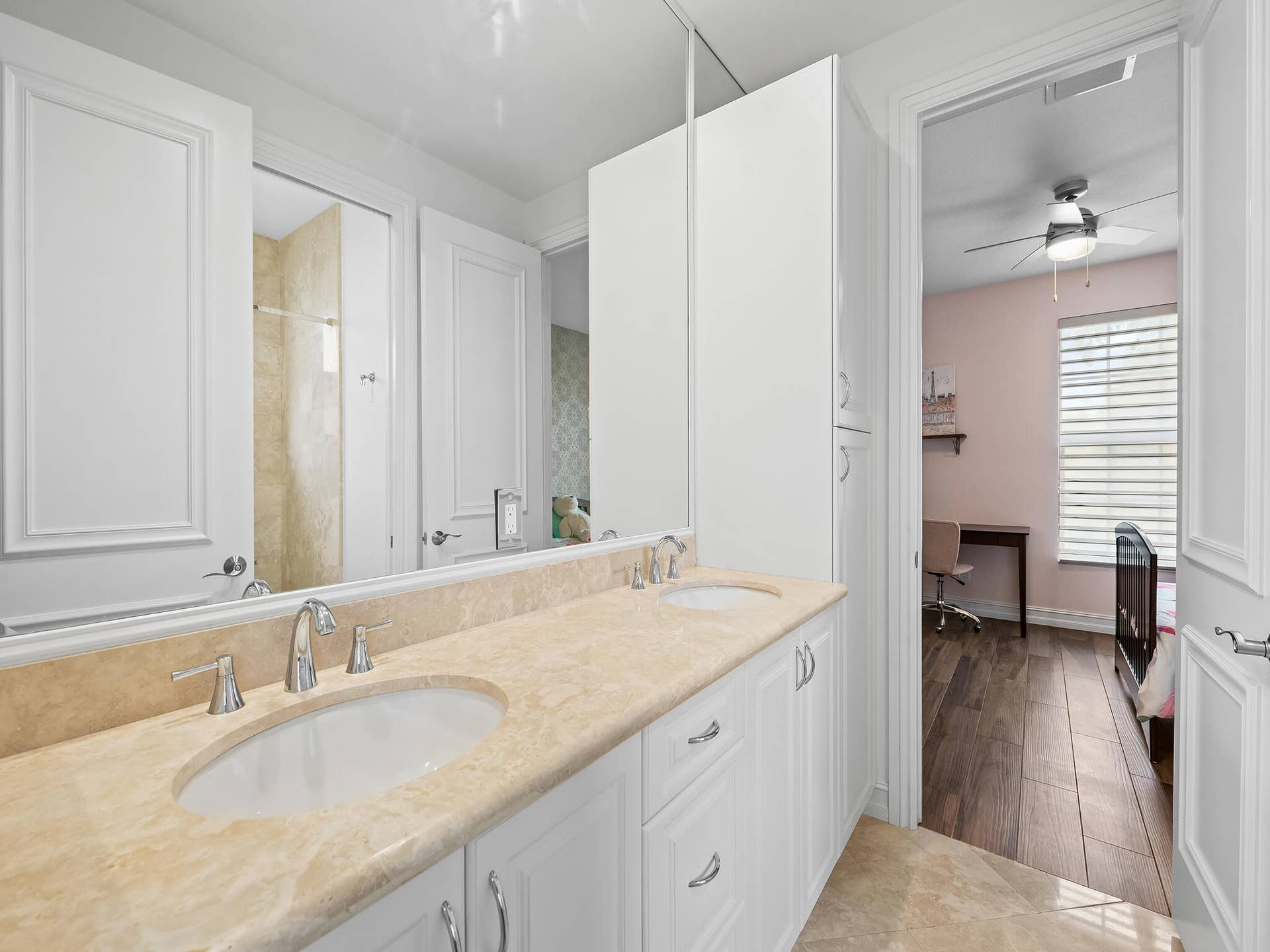 10241 KEY PLUM Street, Plantation, FL 33324 Large shared Marble Full Bath 4 with 2 Sinks for Bedrooms 4 and 5