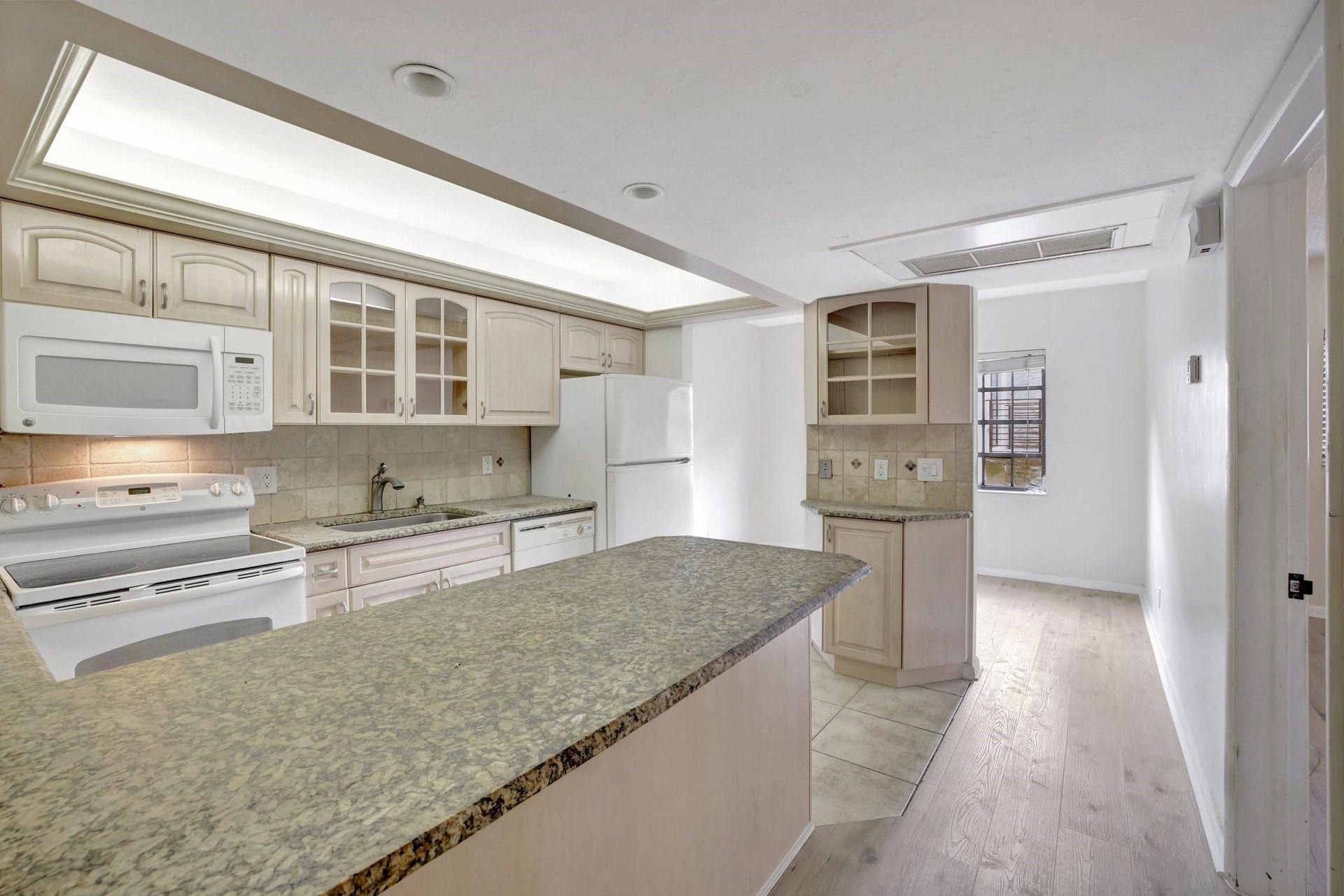 917 NE 16th Avenue, #7, Fort Lauderdale, FL 33304 Kitchen
