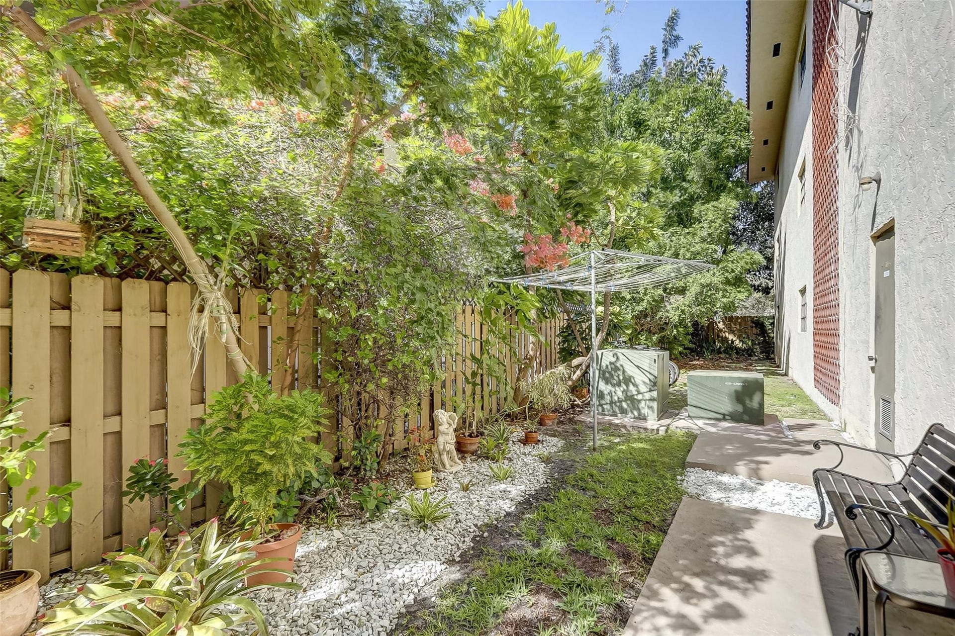 917 NE 16th Avenue, #7, Fort Lauderdale, FL 33304 Community Area