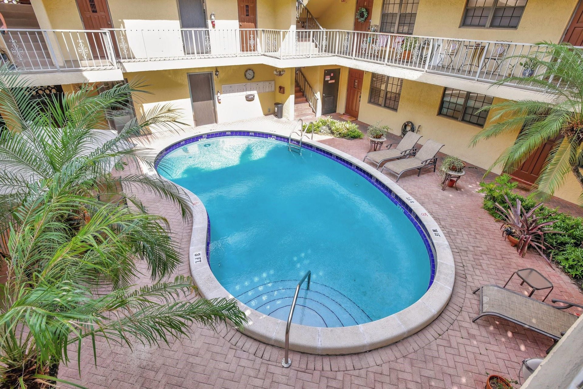 917 NE 16th Avenue, #7, Fort Lauderdale, FL 33304 Overview of Community Pool