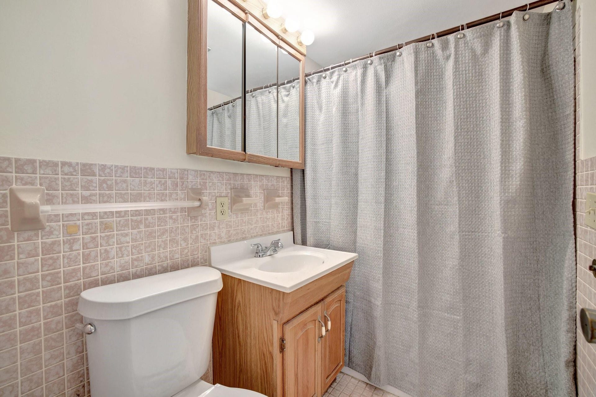 917 NE 16th Avenue, #7, Fort Lauderdale, FL 33304 Guest Bathroom
