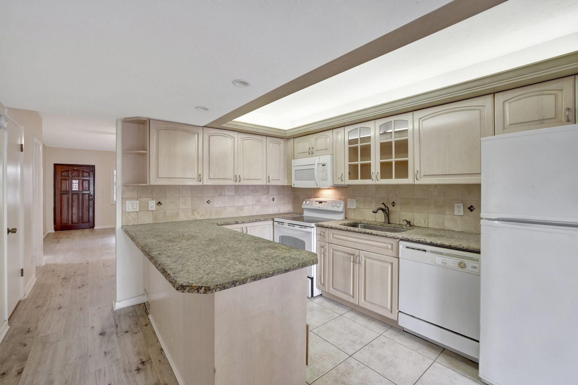 917 NE 16th Avenue, #7, Fort Lauderdale, FL 33304 Kitchen