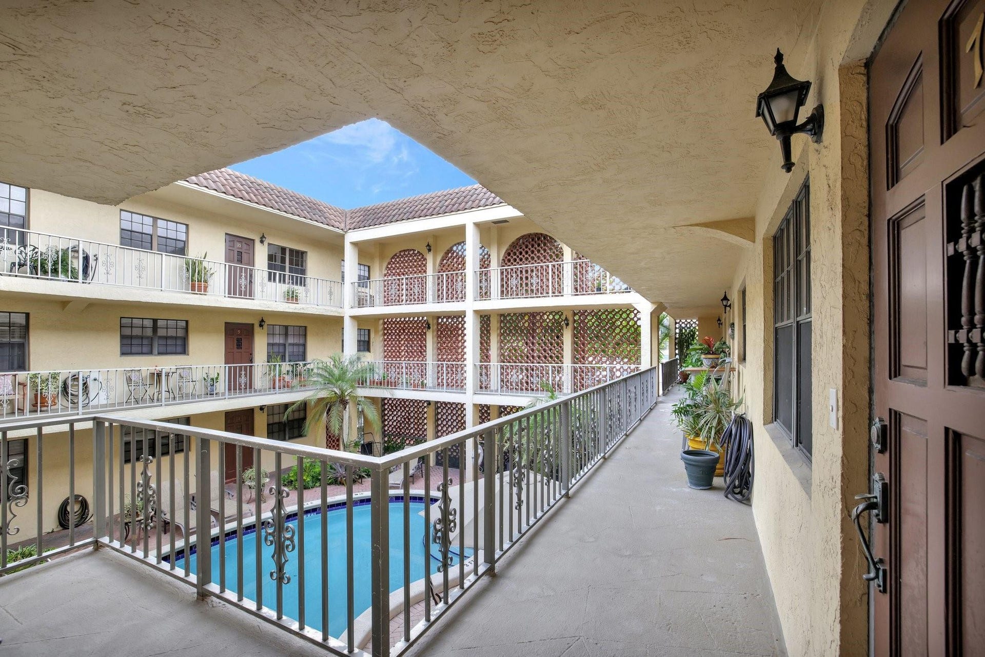 917 NE 16th Avenue, #7, Fort Lauderdale, FL 33304 Catwalk overlooking pool area.