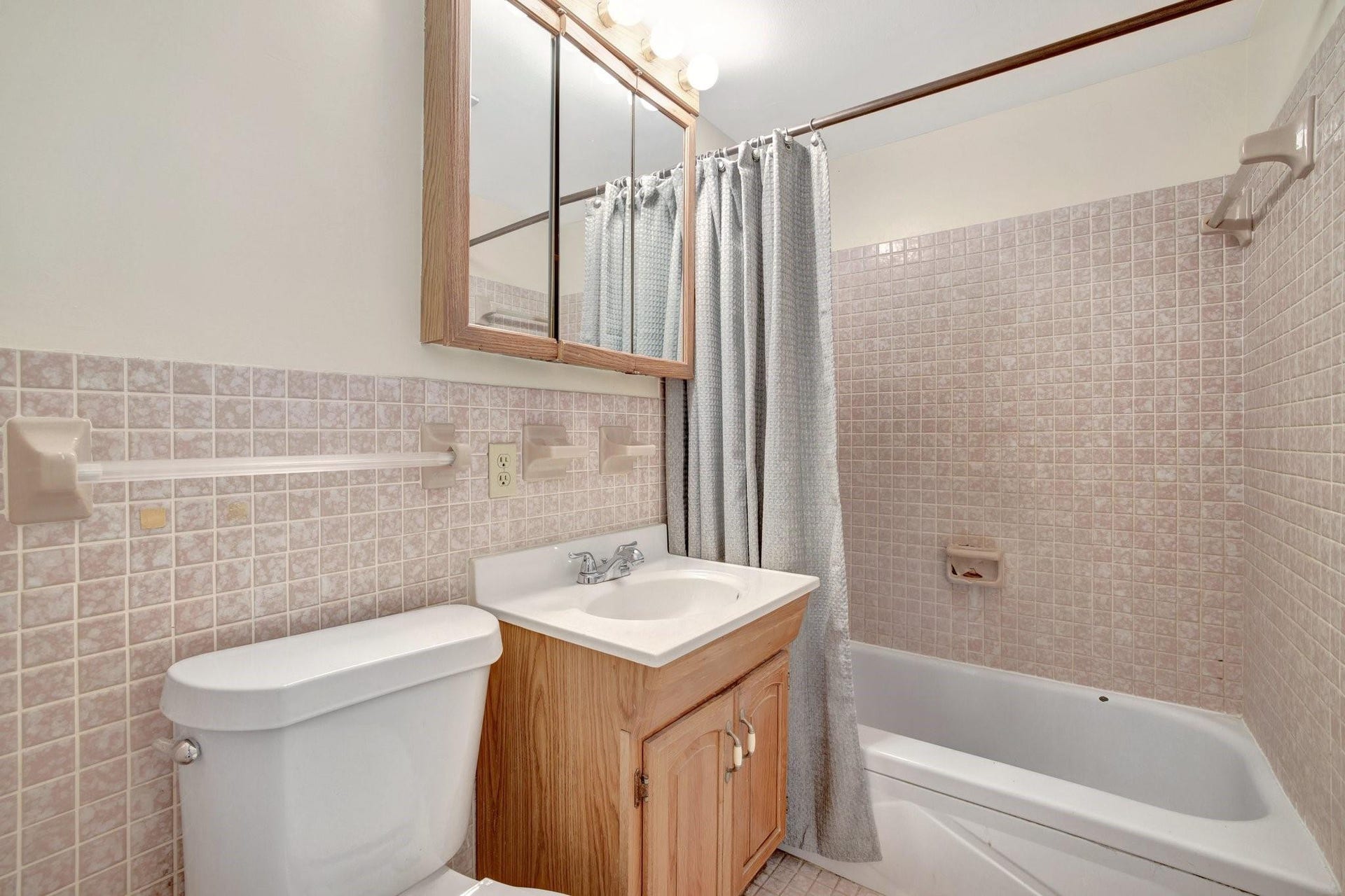 917 NE 16th Avenue, #7, Fort Lauderdale, FL 33304 Guest Bathroom