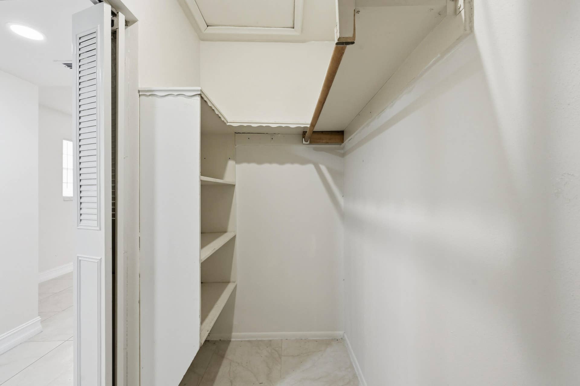 30_walk-in closet