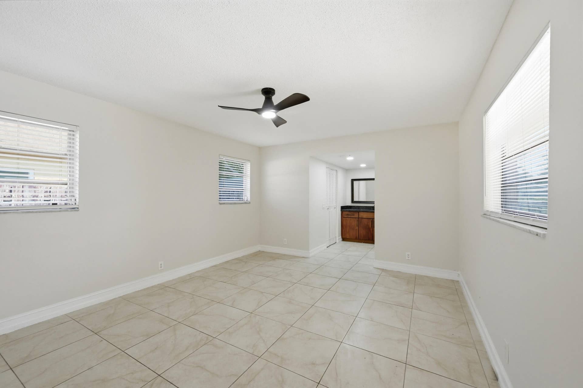 23_primary bedroom