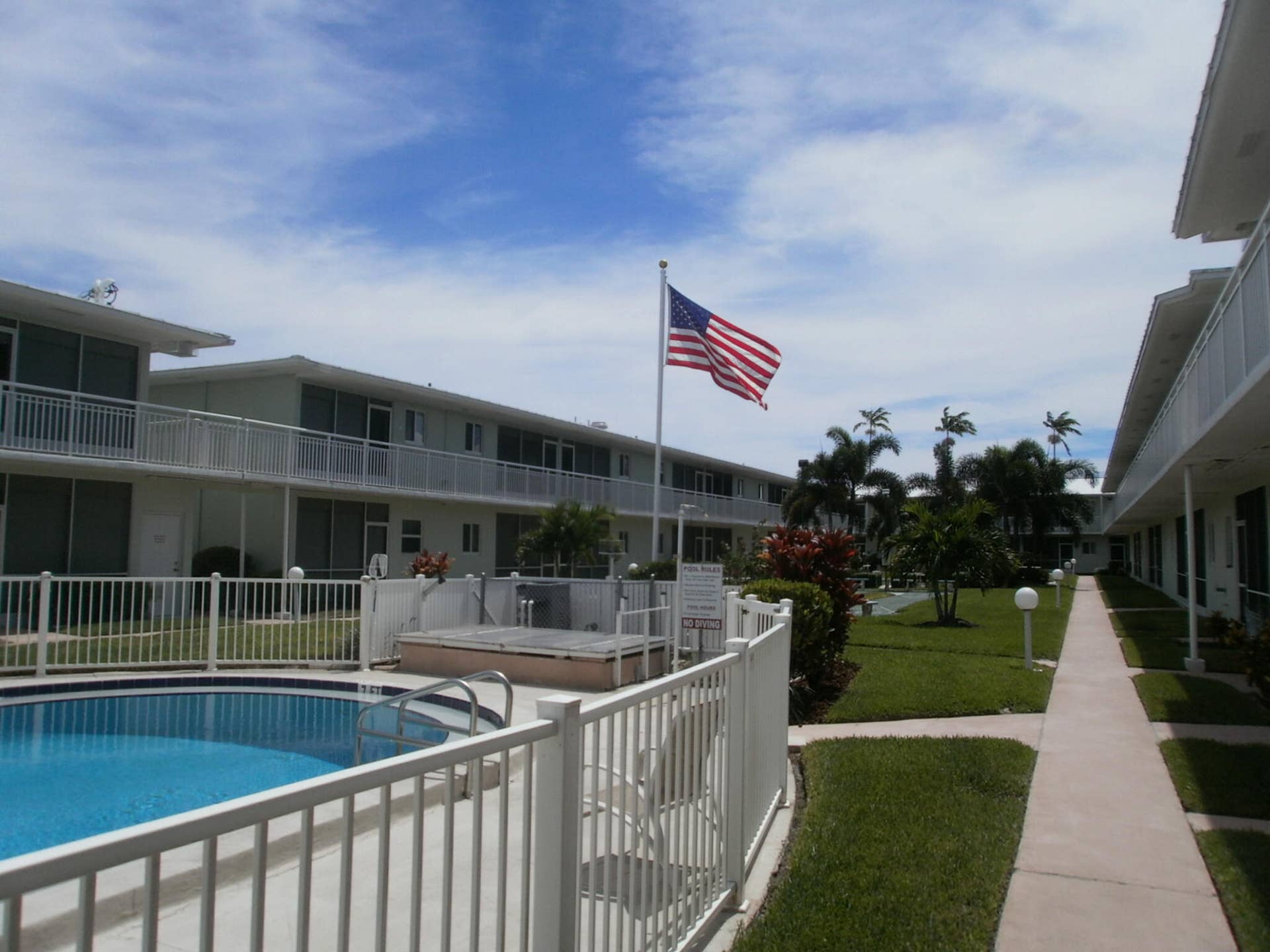 2100 NE 38TH Street, #110, Lighthouse Point, FL 33064 Welcoming Community Courtyard