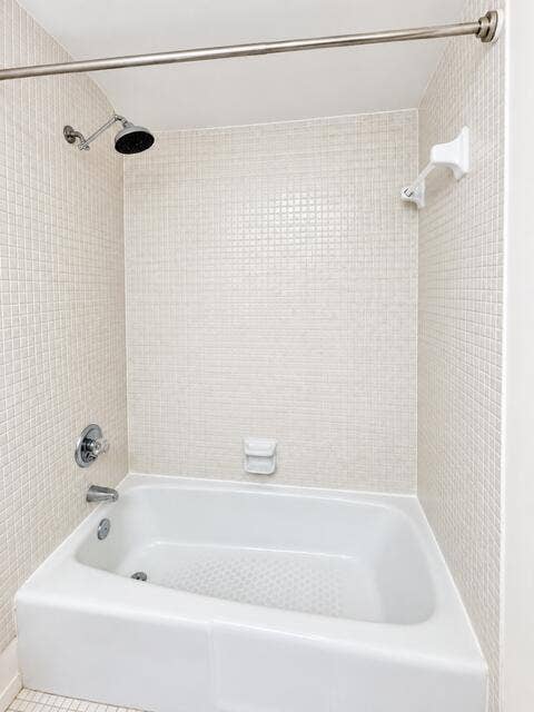 3800 Oaks Clubhouse Drive, #Unit 211, Pompano Beach, FL 33069 3800 Shower-bath