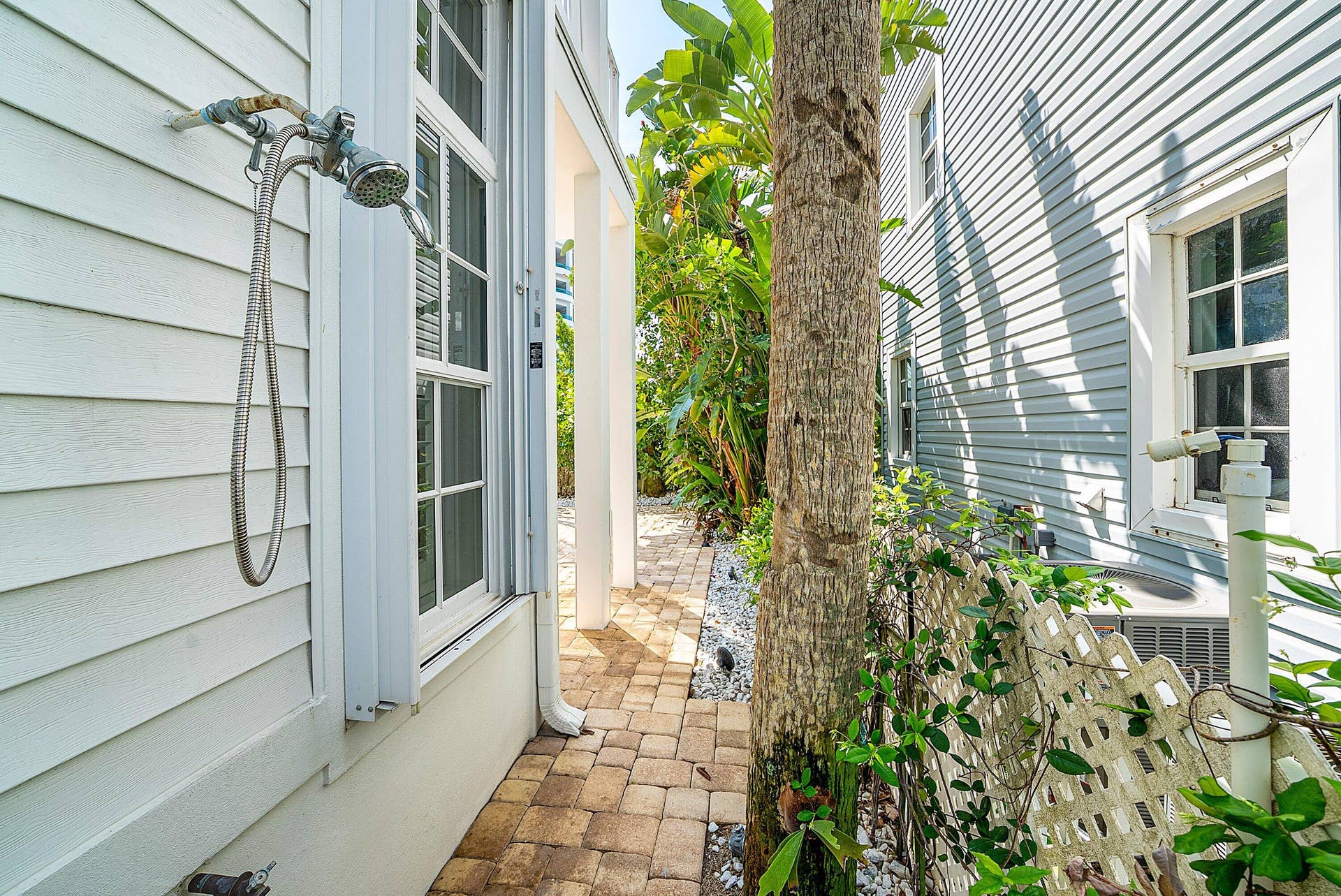 130 JUPITER KEY Road, Jupiter, FL 33477 outside shower