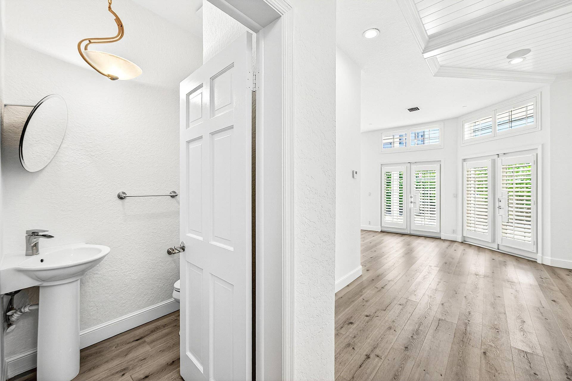 130 JUPITER KEY Road, Jupiter, FL 33477 first floor powder room