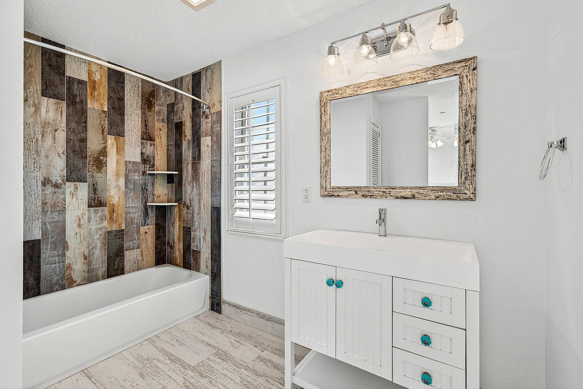 130 JUPITER KEY Road, Jupiter, FL 33477 2nd floor bathroom