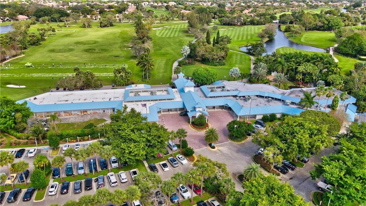 2738 DEER CREEK KELLY BROOKE Lane, Deerfield Beach, FL 33442 Walk across the street to for putting practice.