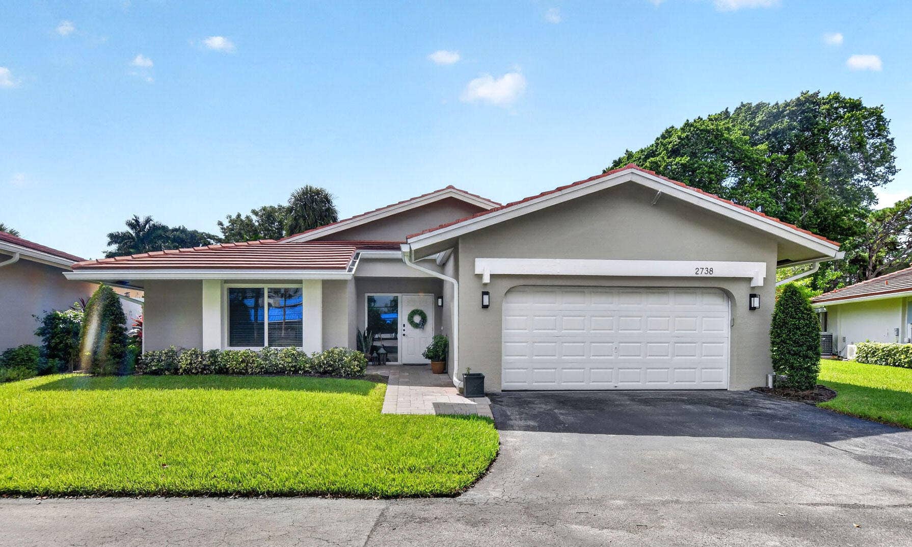 2738 DEER CREEK KELLY BROOKE Lane, Deerfield Beach, FL 33442 Newly UPDATED, CORNER, Lakefront home in The Brooks of Deer Creek.