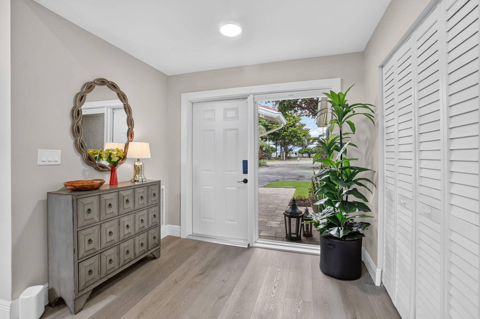2738 DEER CREEK KELLY BROOKE Lane, Deerfield Beach, FL 33442 Bright foyer opens to the home's contemporary updated interior.