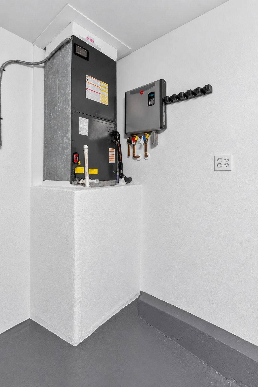 2738 DEER CREEK KELLY BROOKE Lane, Deerfield Beach, FL 33442 New tankless water heater.