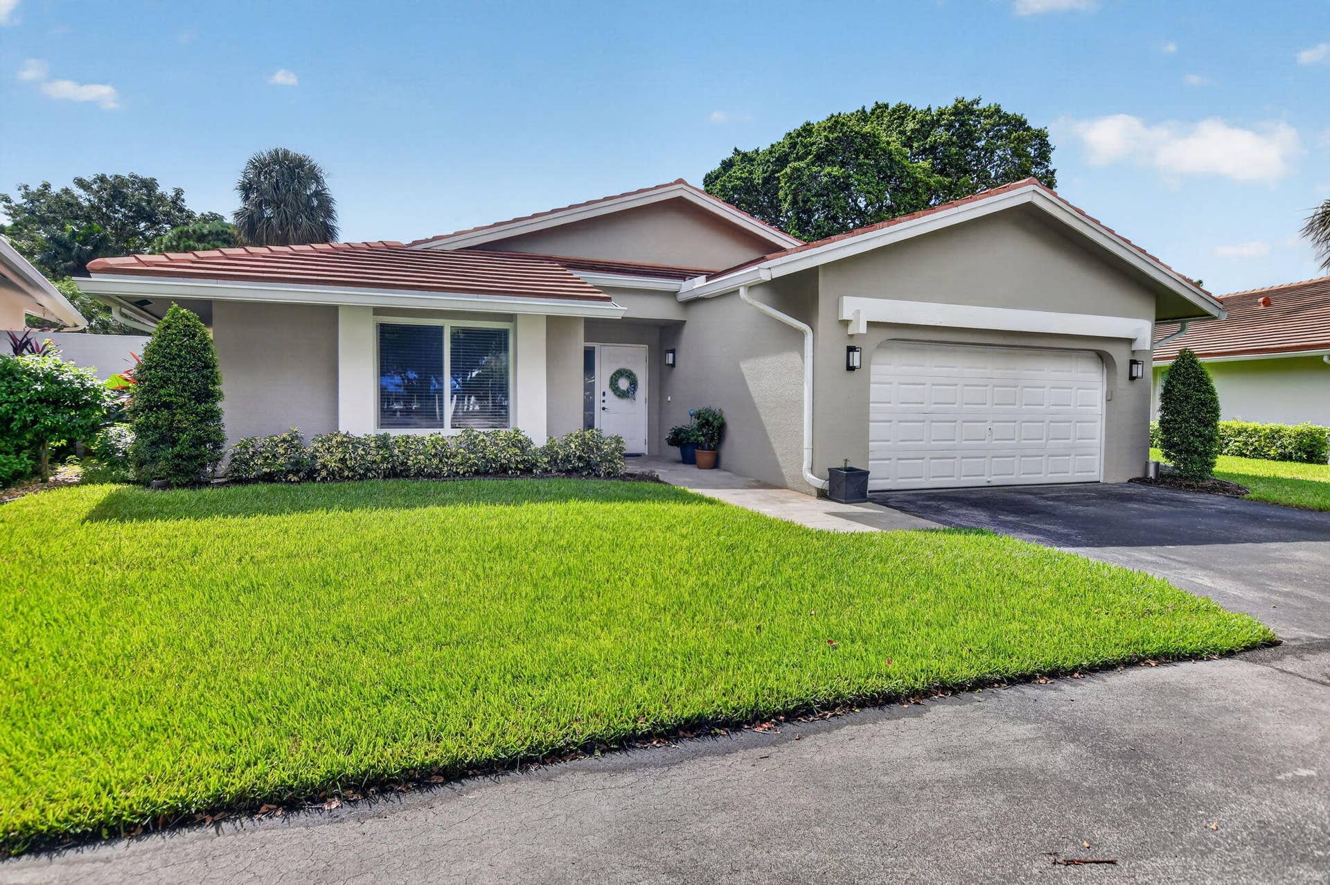 2738 DEER CREEK KELLY BROOKE Lane, Deerfield Beach, FL 33442 Lush lawn welcomes you.