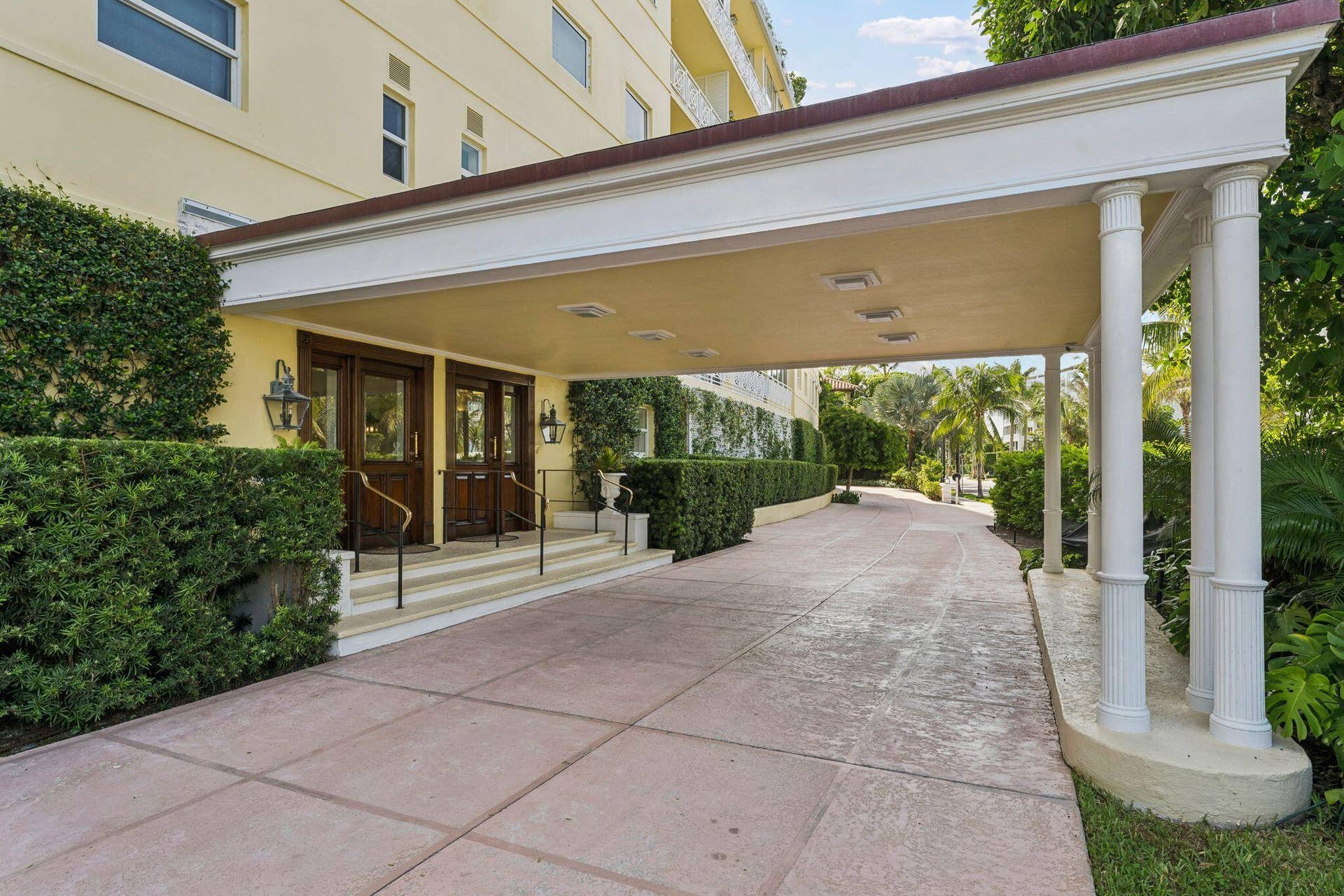 425 WORTH Avenue, #2F, Palm Beach, FL 33480 Peruvian Ave port cochere