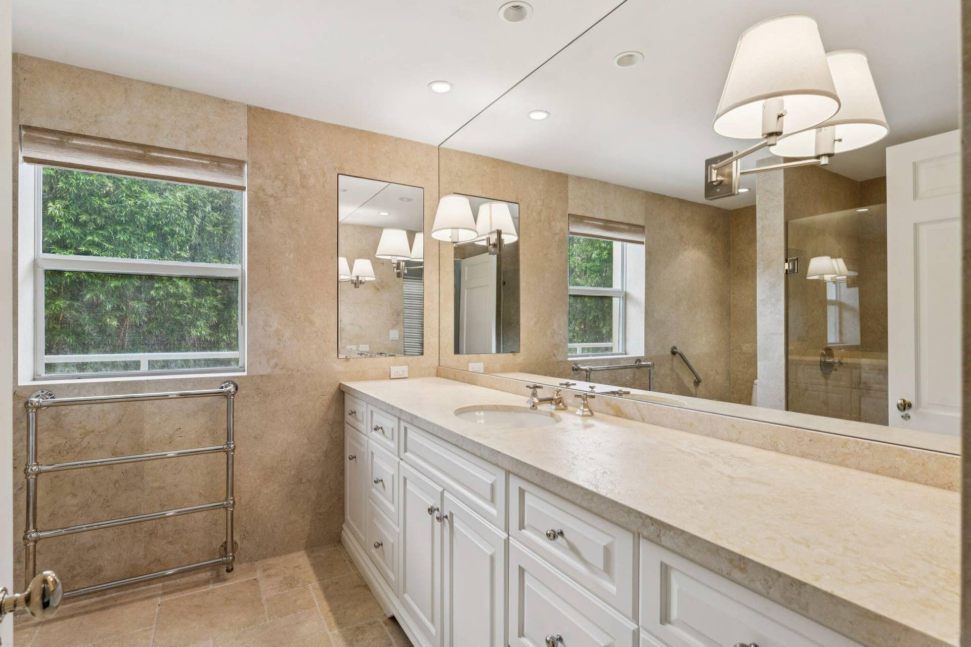 425 WORTH Avenue, #2F, Palm Beach, FL 33480 primary or guest bath #1