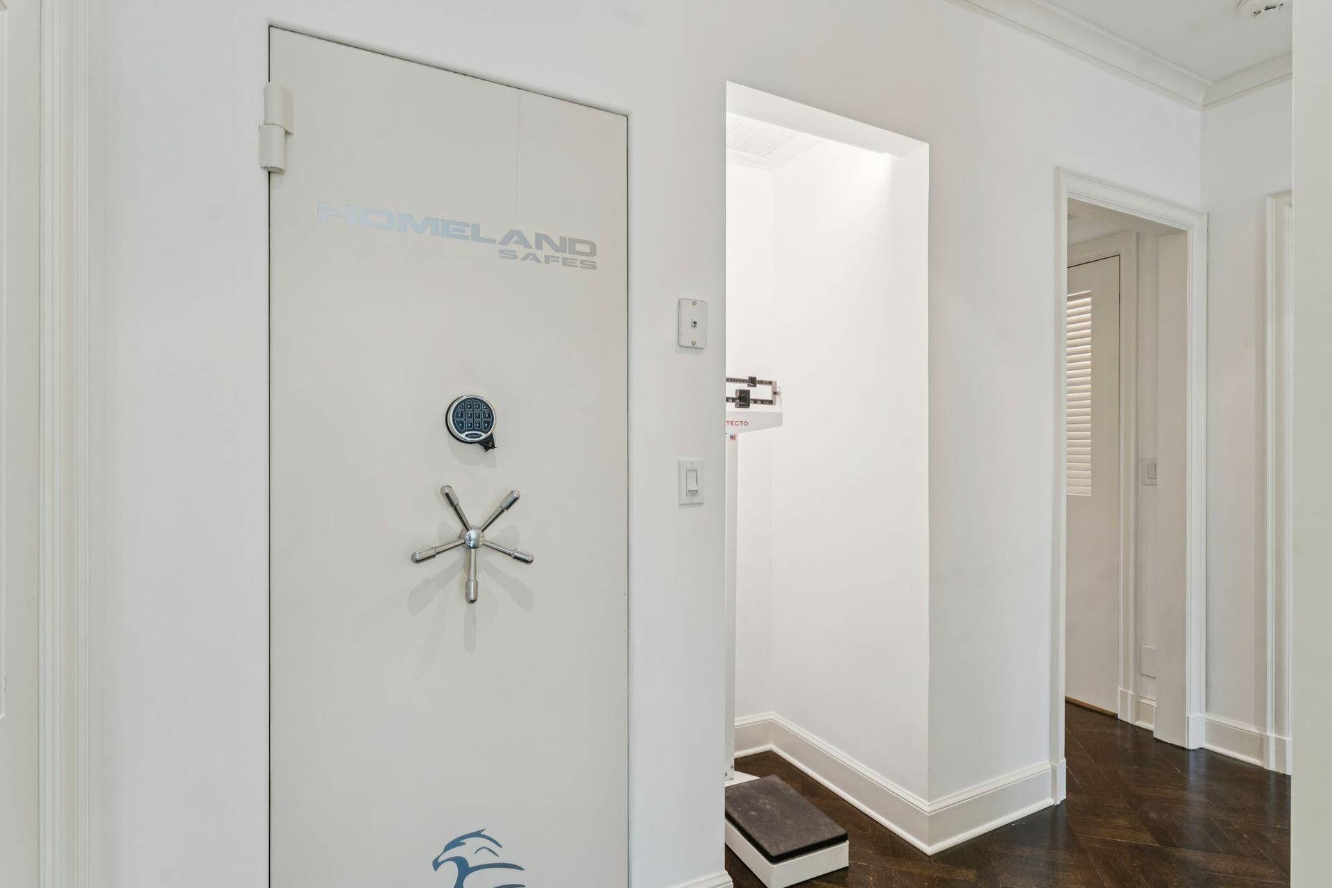 425 WORTH Avenue, #2F, Palm Beach, FL 33480 dressing room safe