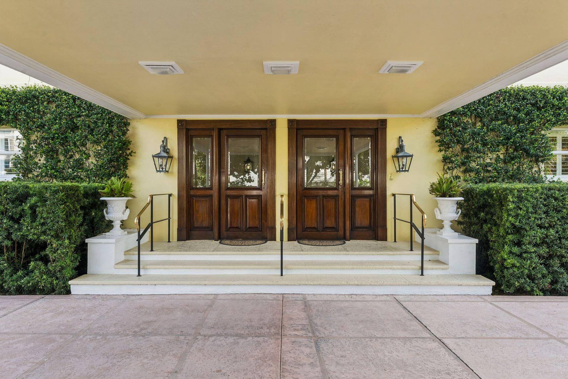 425 WORTH Avenue, #2F, Palm Beach, FL 33480 Peruvian Ave entrance