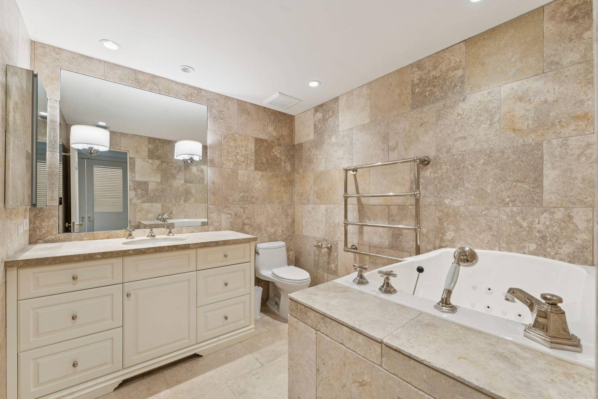 425 WORTH Avenue, #2F, Palm Beach, FL 33480 primary or guest bath #2