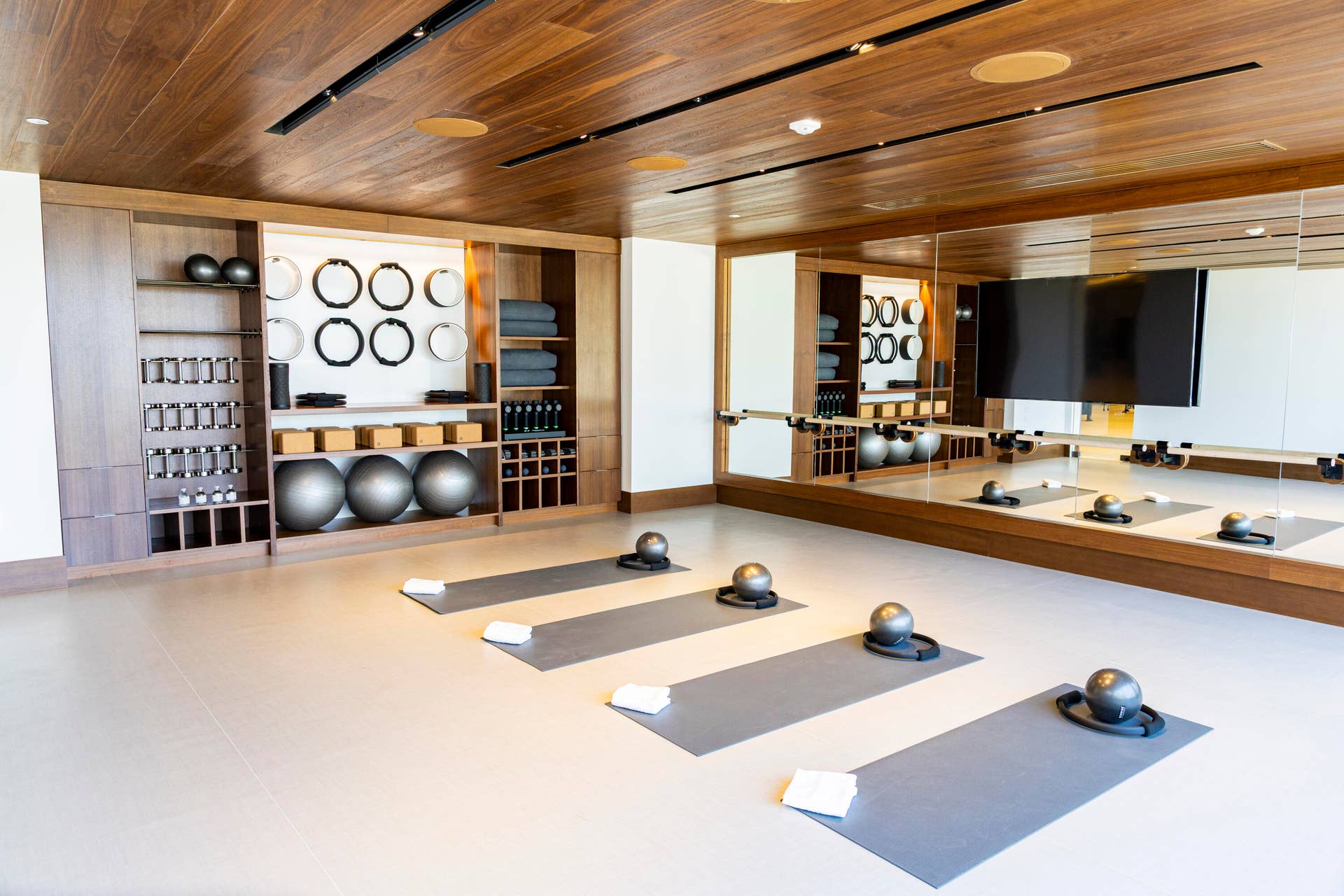 Alina 220 Yoga Room