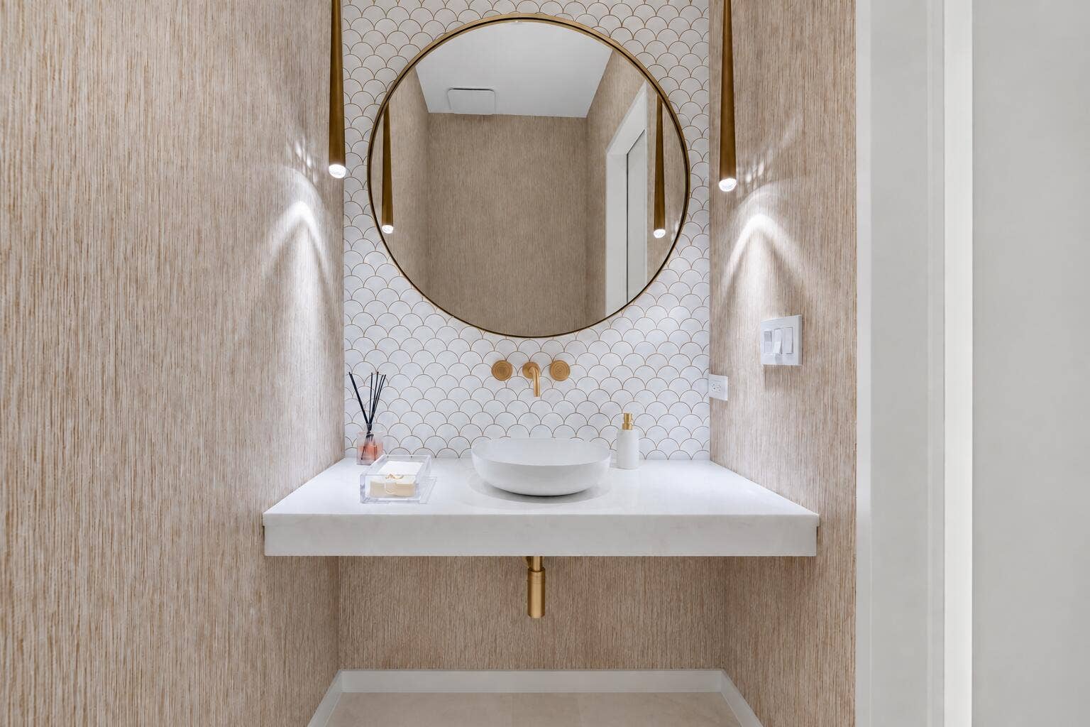2423 Castilla Isle, Fort Lauderdale, FL 33301 Powder Room