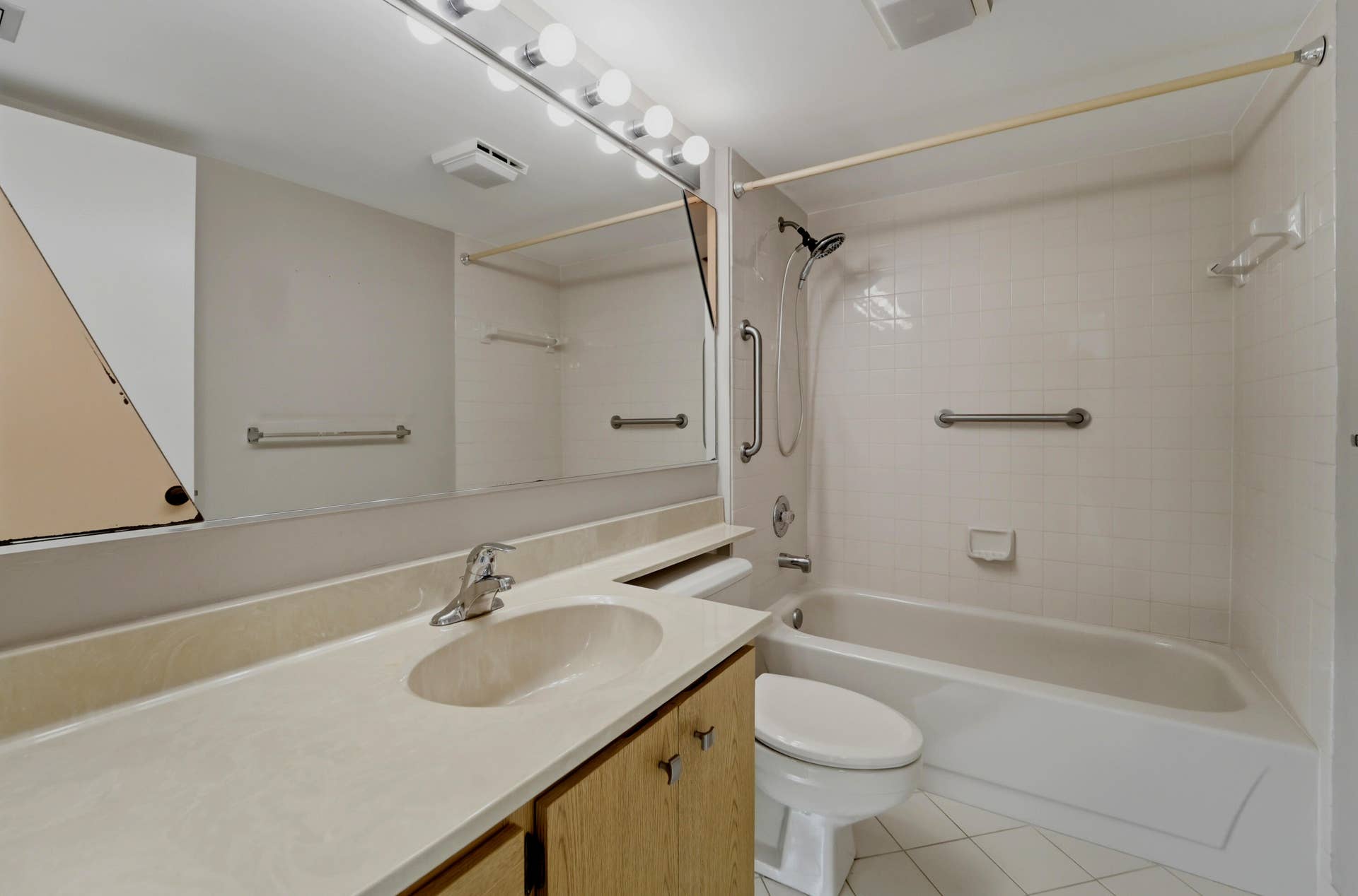 2601 MARINA ISLE Way, #204, Jupiter, FL 33477 Guest Bathroom