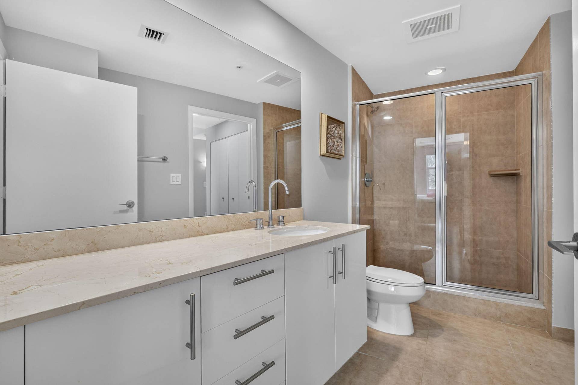 550 Okeechobee Boulevard, #1215, West Palm Beach, FL 33401 Guest Bathroom