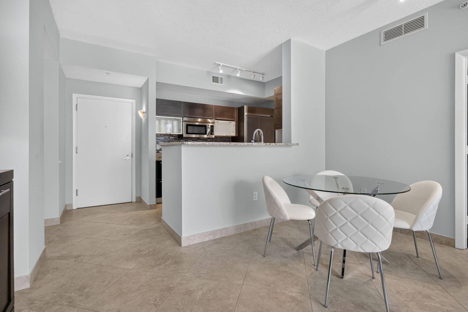 550 Okeechobee Boulevard, #1215, West Palm Beach, FL 33401 Dining and Kitchen Areas