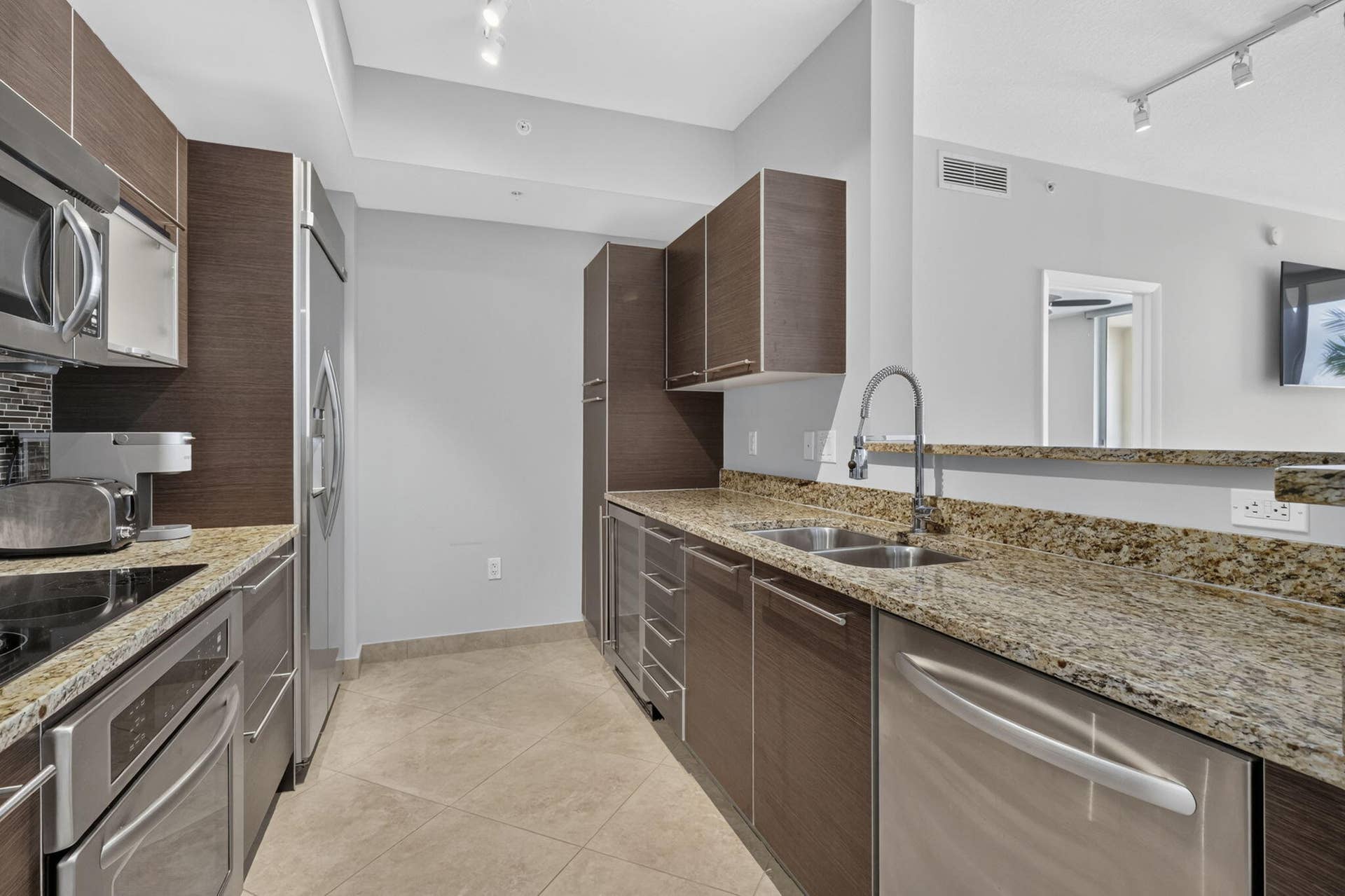 550 Okeechobee Boulevard, #1215, West Palm Beach, FL 33401 All Stainless Steel Kitchen Appliances
