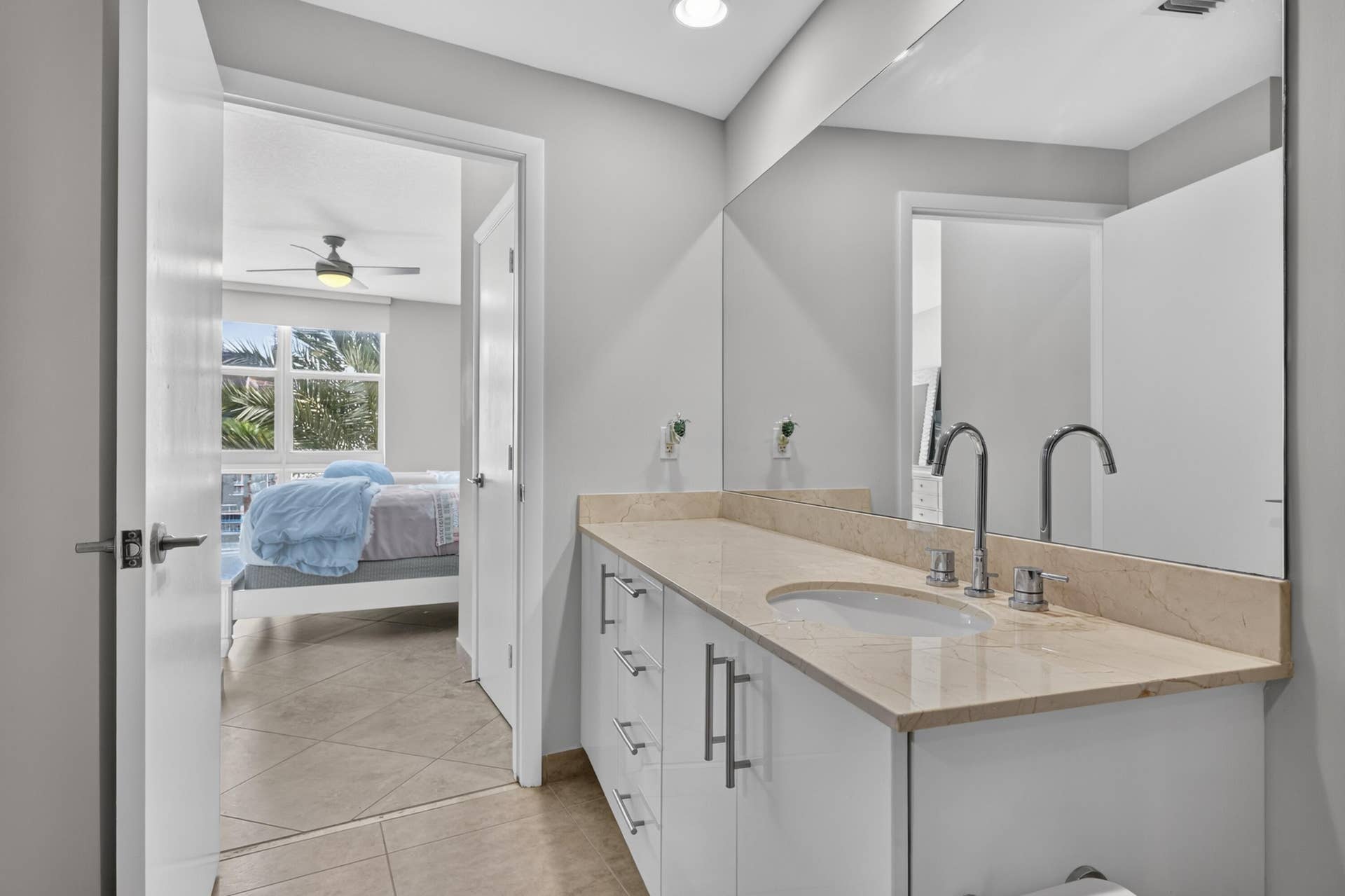 550 Okeechobee Boulevard, #1215, West Palm Beach, FL 33401 Guest Bathroom