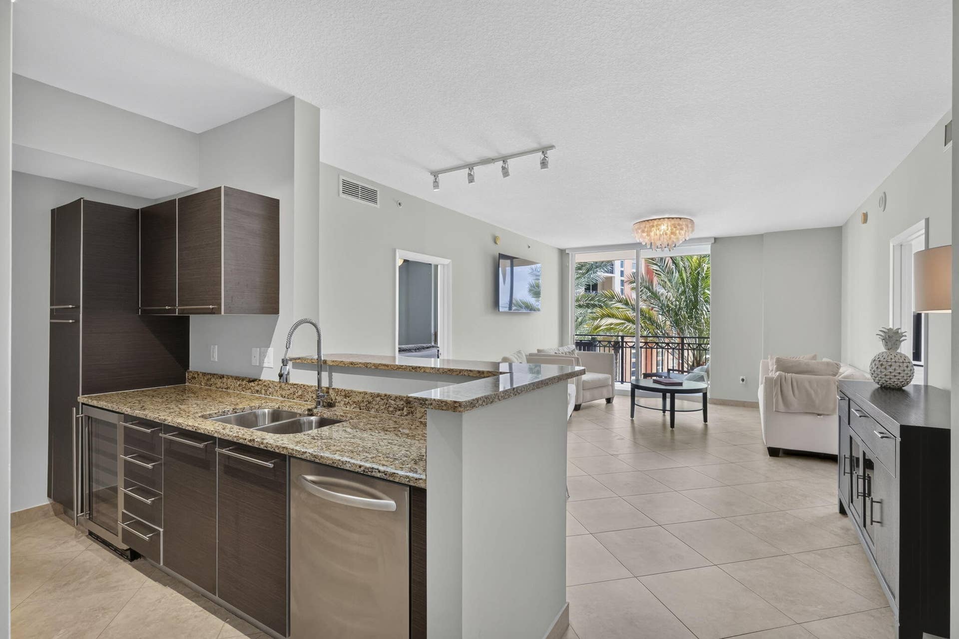550 Okeechobee Boulevard, #1215, West Palm Beach, FL 33401 Kitchen & Living Areas