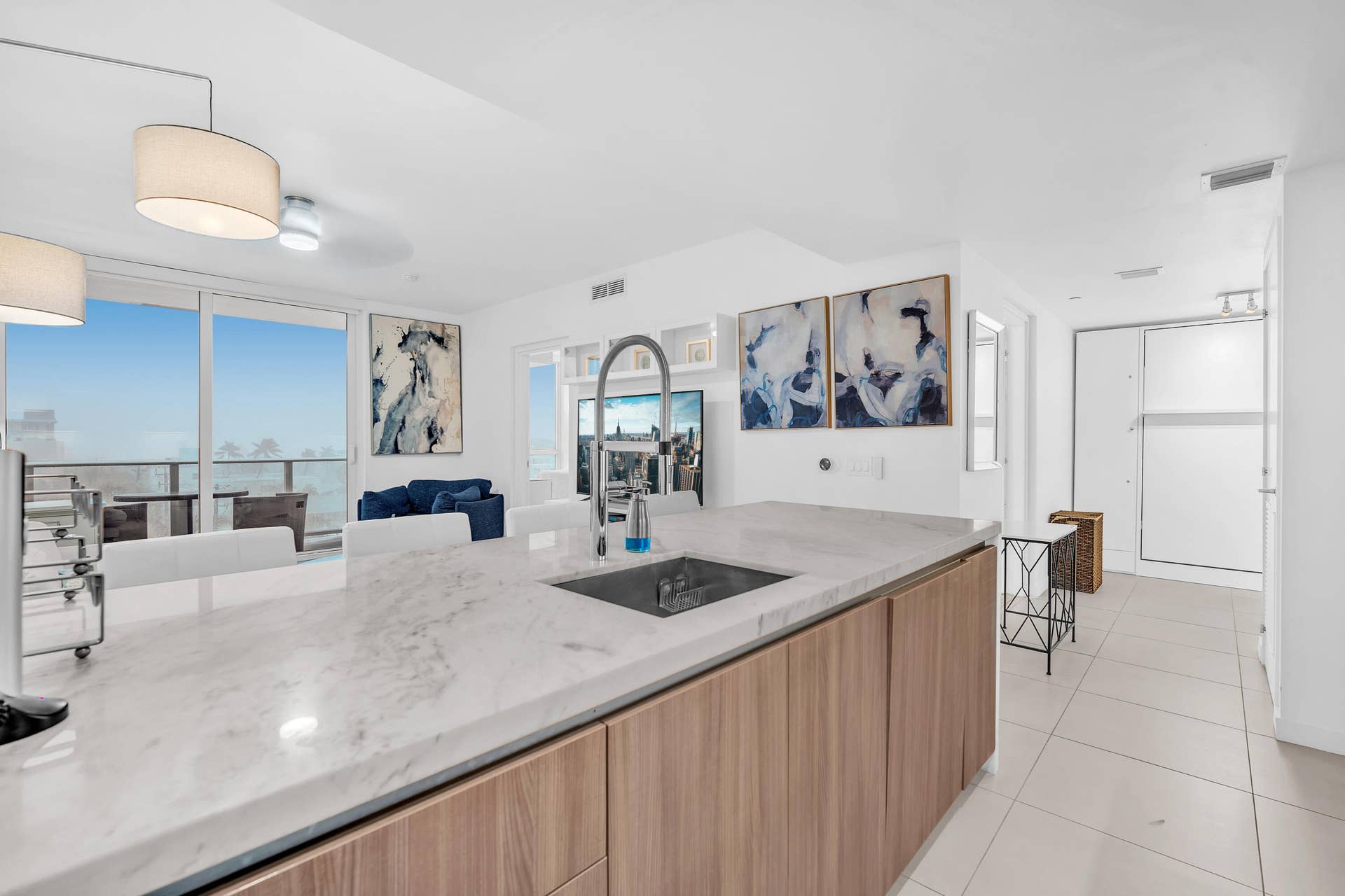 401 N BIRCH Road, #512, Fort Lauderdale, FL 33304 Kitchen Island