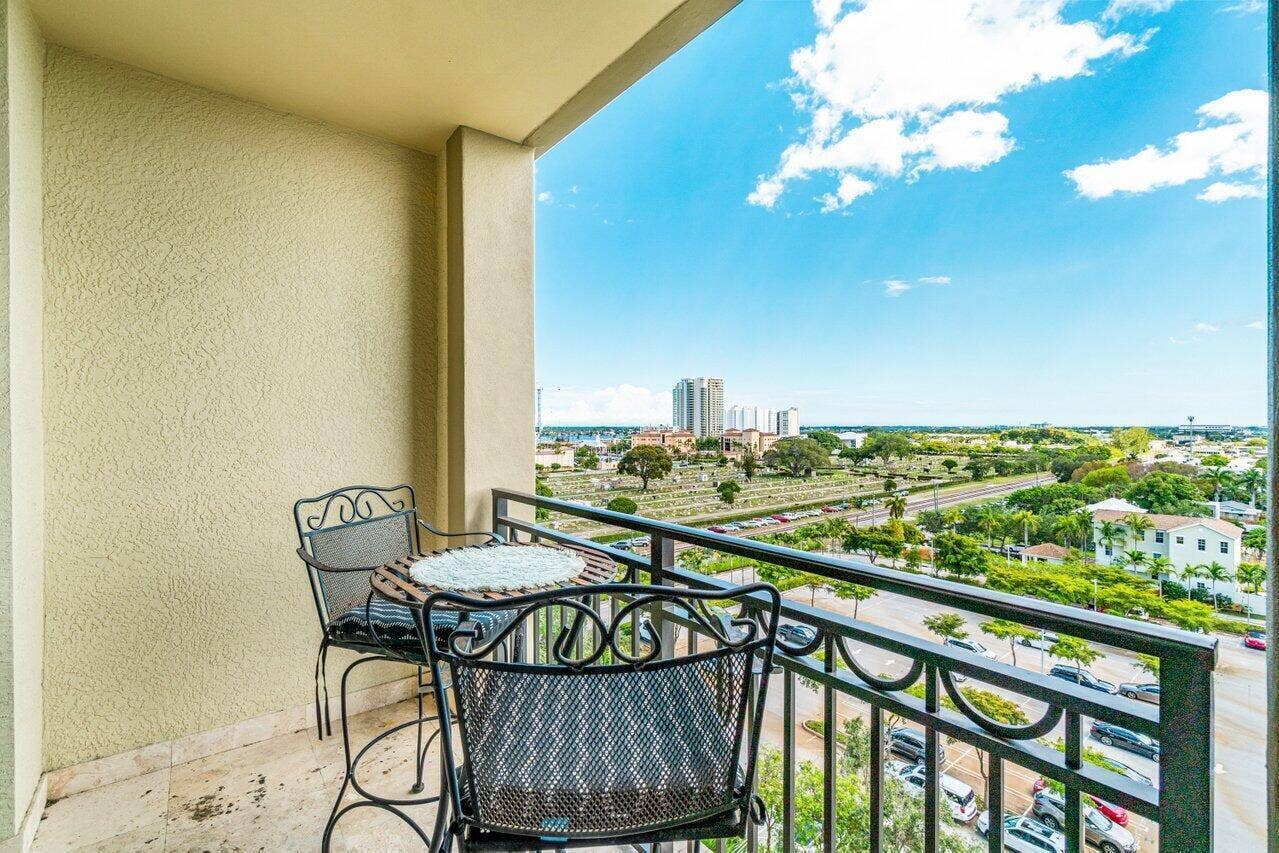 Top Floor Balcony, Expansive Views