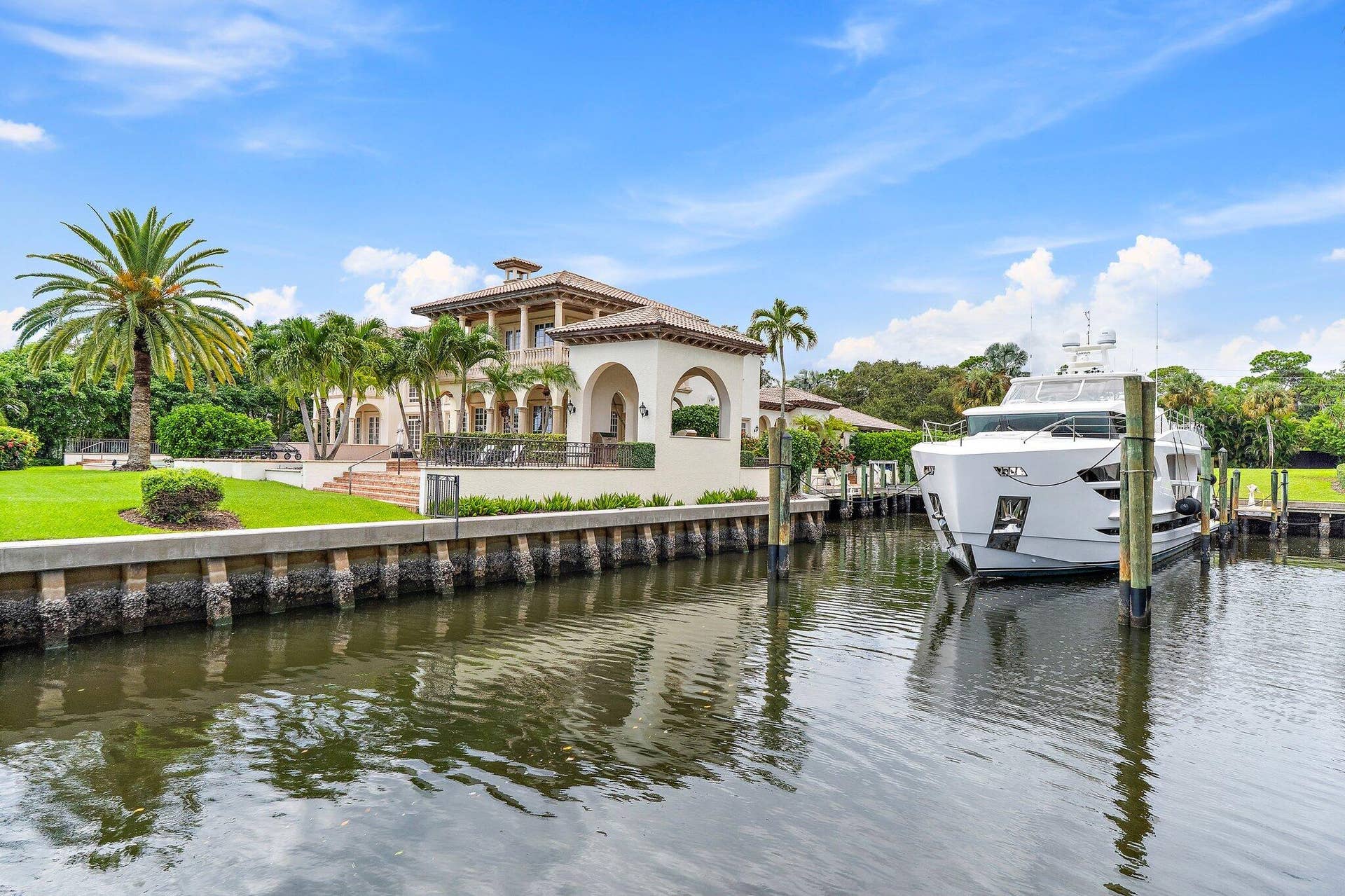 14898 PALMWOOD Road, Palm Beach Gardens, FL 33410 216' Protected Dockage