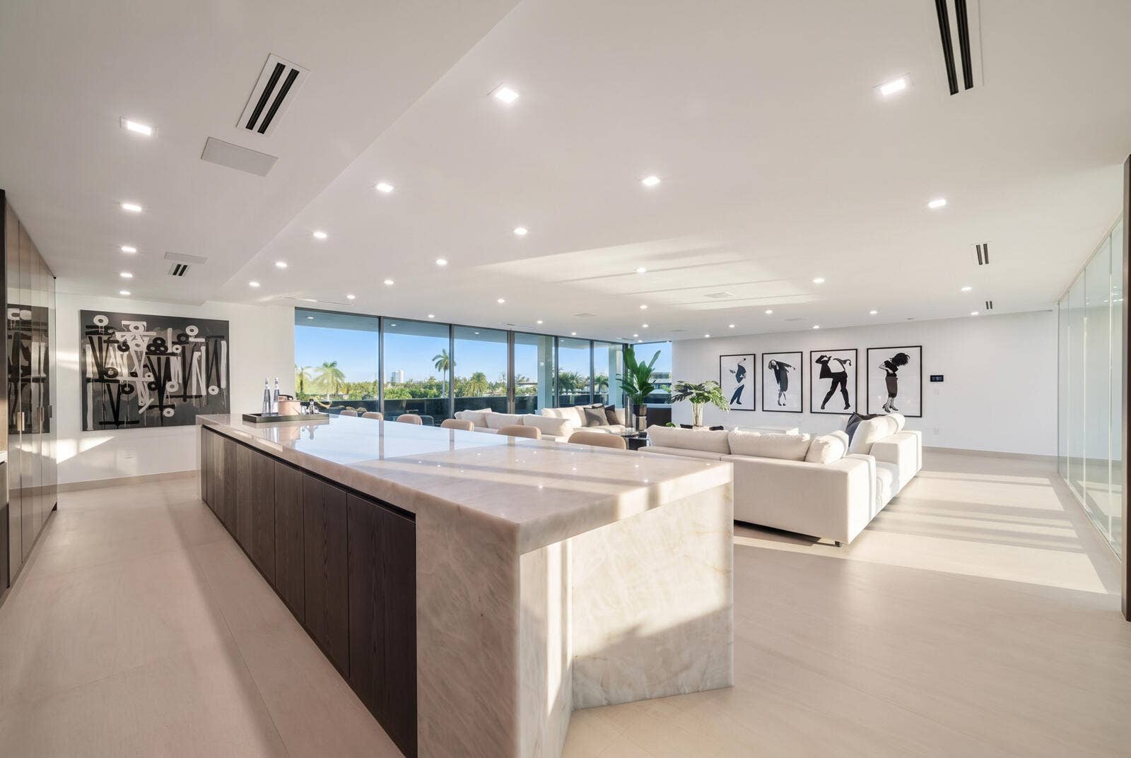 414 ROYAL PLAZA Drive, Fort Lauderdale, FL 33301 Spectacular third-floor sky lounge anchored by a dramatic illuminated onyx bar, expansive entertaining areas, and walls of glass opening to the terrace.