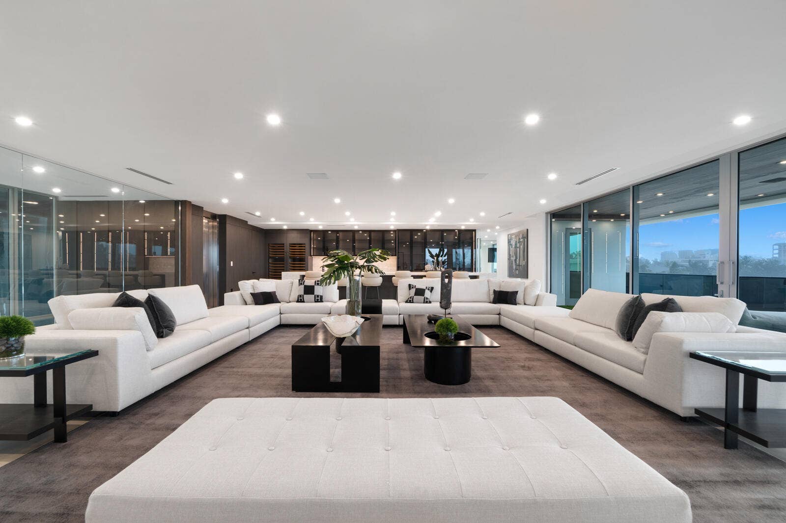 414 ROYAL PLAZA Drive, Fort Lauderdale, FL 33301 Expansive third-floor entertainment lounge with multiple conversation areas, contemporary designer furnishings, and seamless access to the covered terrace.