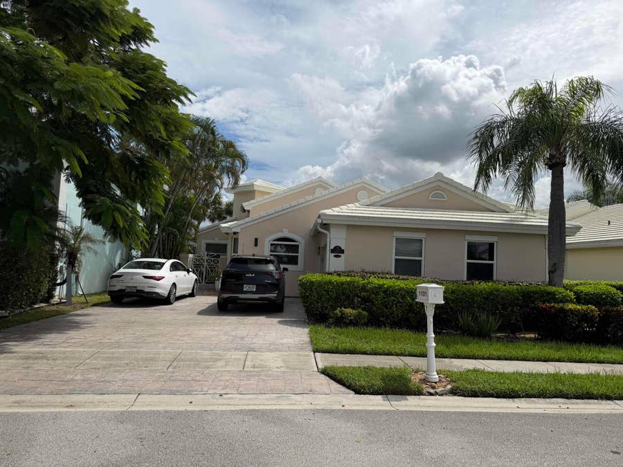 Property photo for 1101 Wilshire Circle E, Pembroke Pines, FL